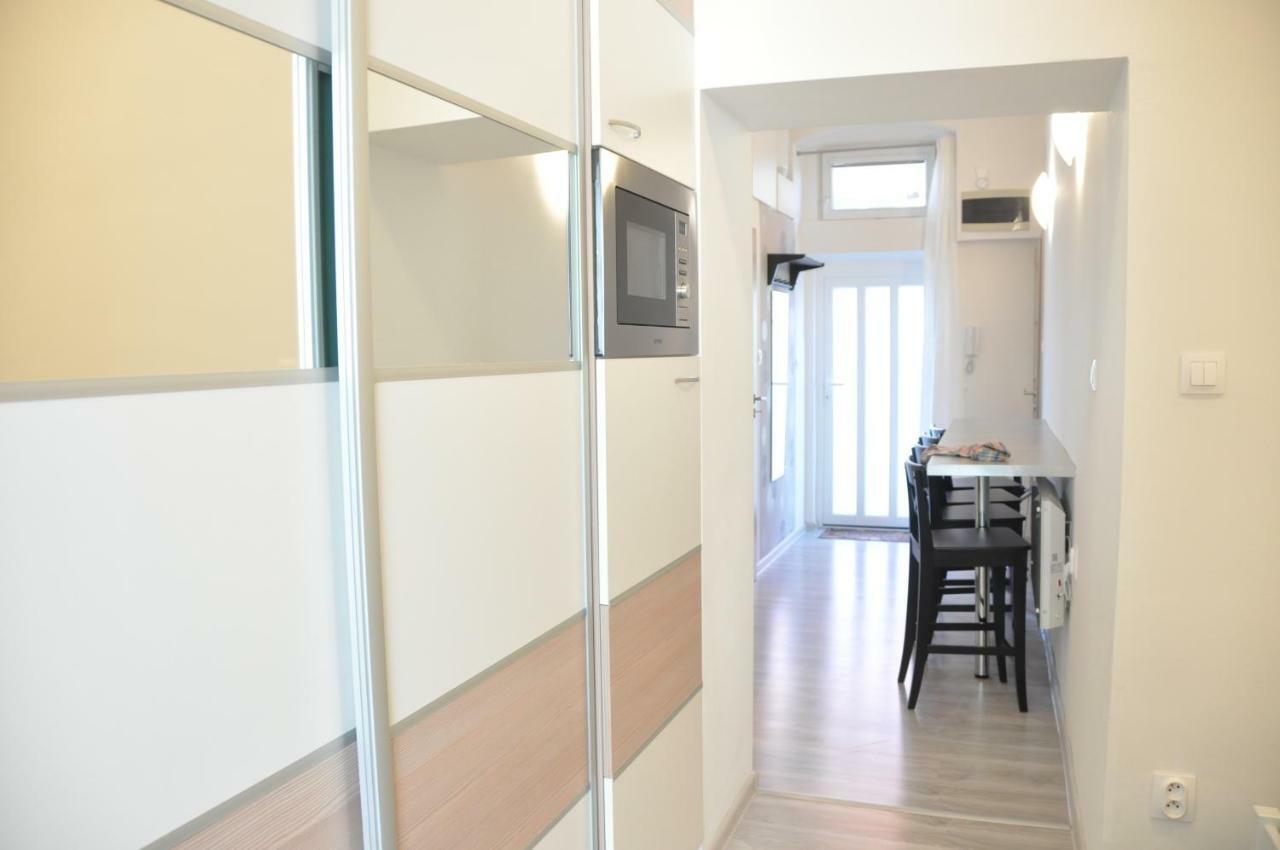 Modern & Historic Apartment Bratislava Esterno foto
